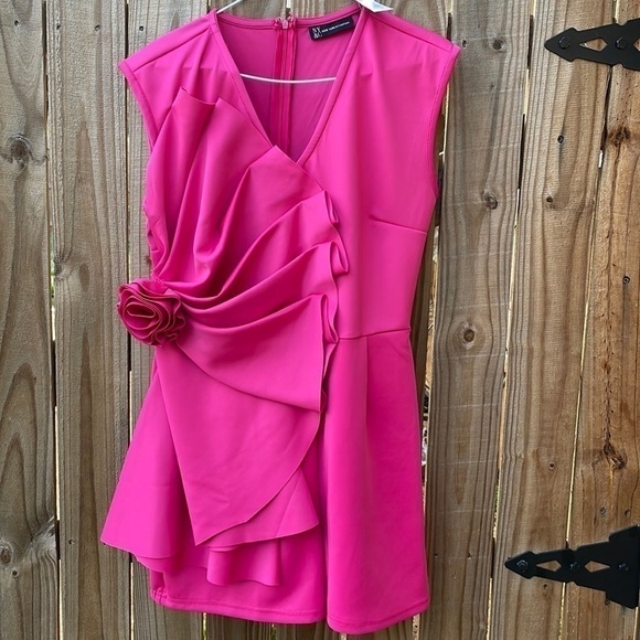 NWT New York and company fuchsia rosette romper size medium - Picture 2 of 6